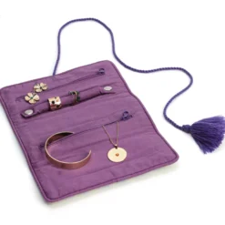 Trousse à bijoux de voyage artisanale roulée et brodée en tissu Vert