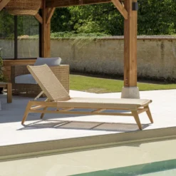 Valeria - bain de soleil en bois de teck naturel et rotin beige