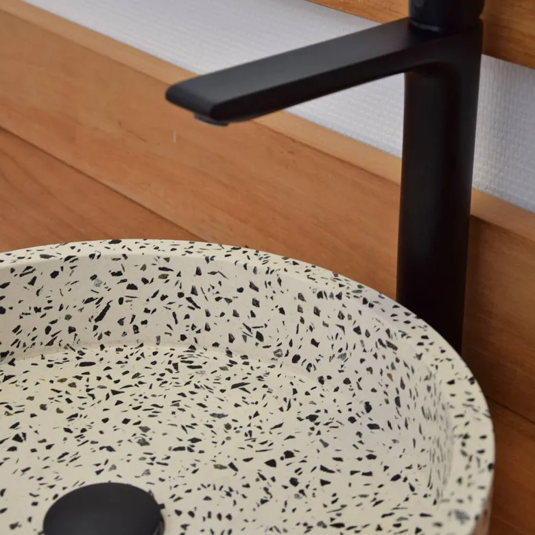 Vasque ronde en terrazzo crème arlequin