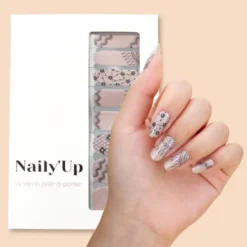 Vernis autocollant love notes - manucure facile longue tenue Nude dentelle noire
